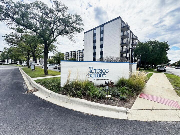 Property Photo:  9098 W Terrace Drive 4-K  IL 60714 