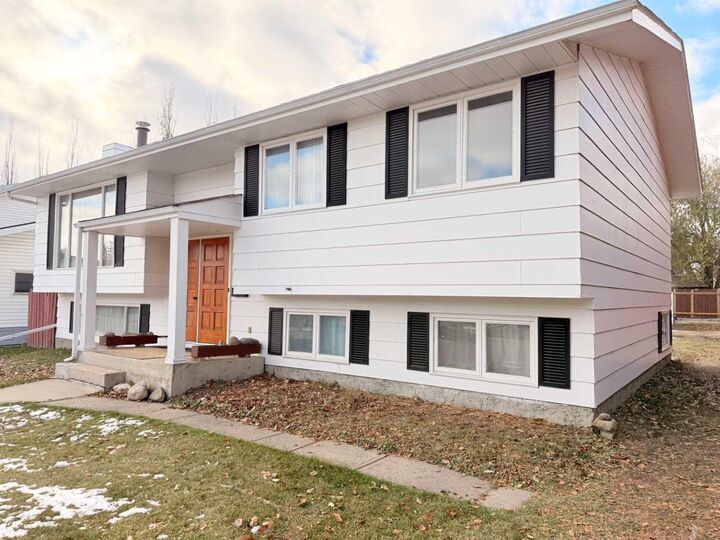 Property Photo: 32 Asmundsen Avenue AB T4R 1E9