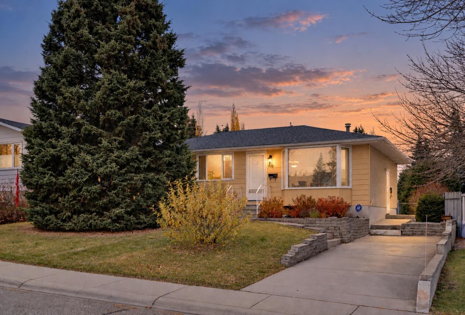 Property Photo:  616 Hunts Crescent NW  AB T2K 4H9 