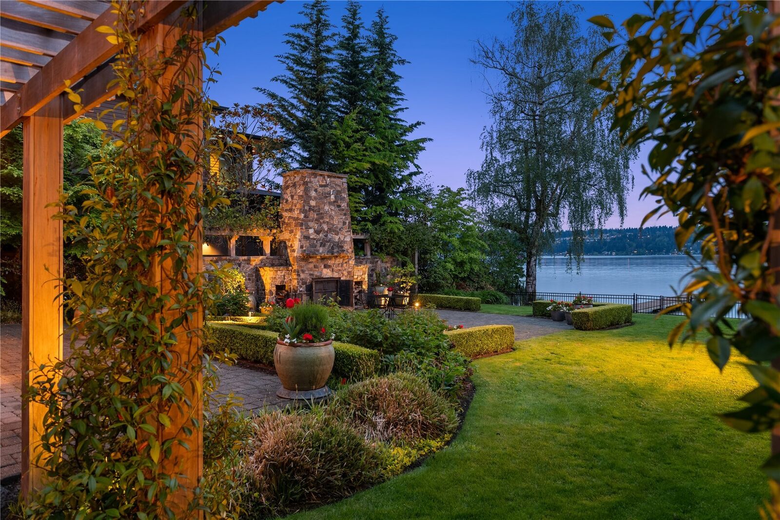 Property Photo:  185 E Lake Sammamish Pkwy SE  WA 98074 