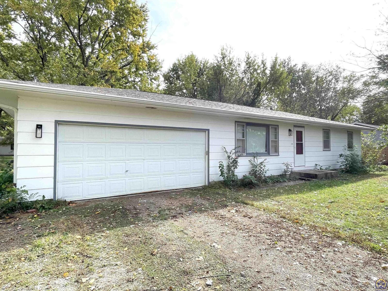 Property Photo: 207 Poplar St KS 66073
