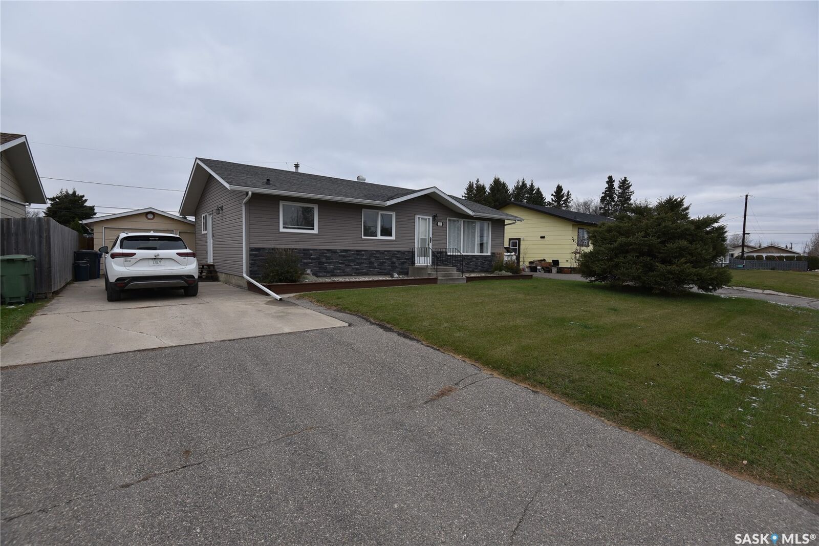 Property Photo: 110 6th Street E SK S0E 1E0