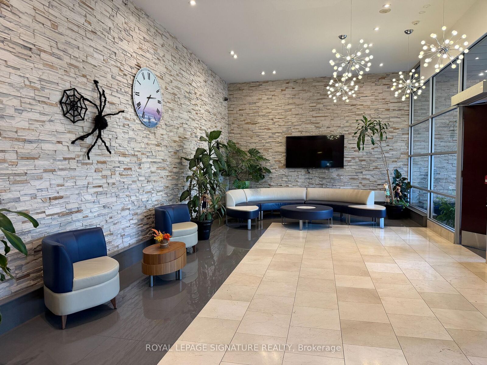 Property Photo:  3939 Duke Of York Boulevard 1909  ON L5B 4N2 