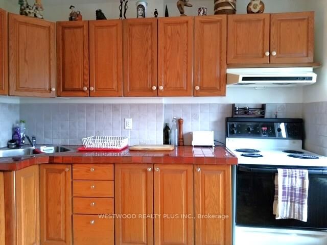 Property Photo: 137 Westminster Avenue Unit#2 ON M6R 1N6