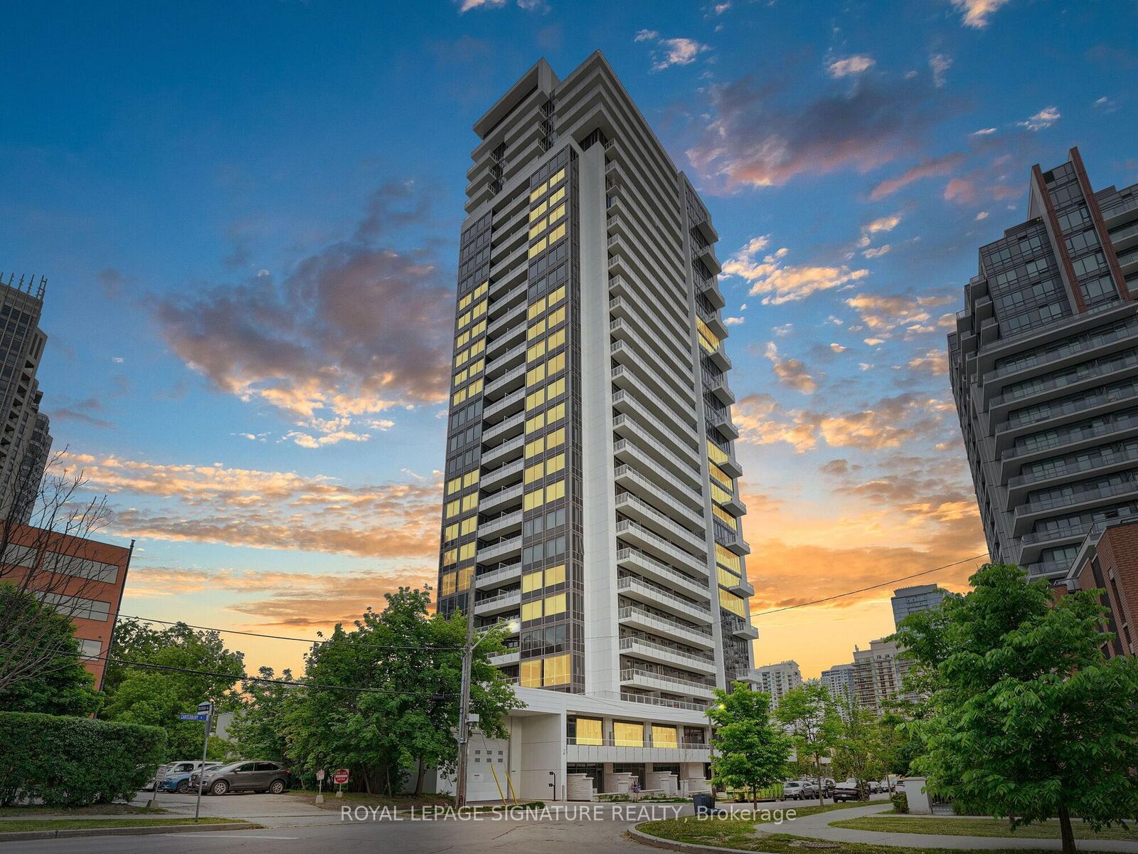 Property Photo:  75 Canterbury Place Th105  ON M2N 0L2 