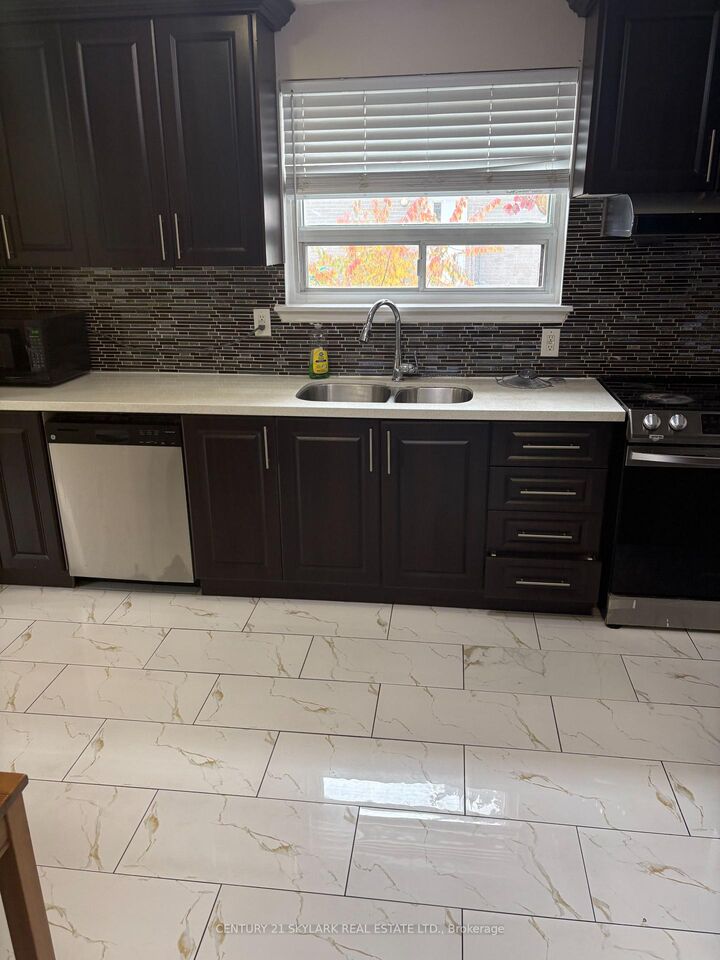 Property Photo:  41 Deloraine Drive  ON L6T 1T6 