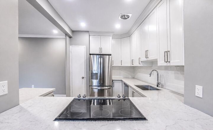 Property Photo: 15 Elizabeth Street N 203 ON L5G 2Z3