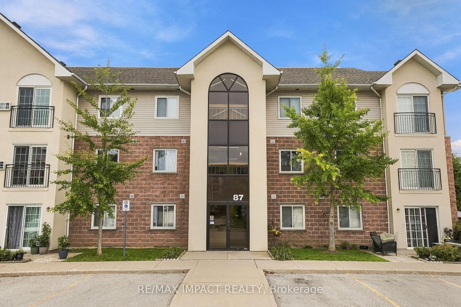 Property Photo: 87 Aspen Springs Drive 110 ON L1C 5J8