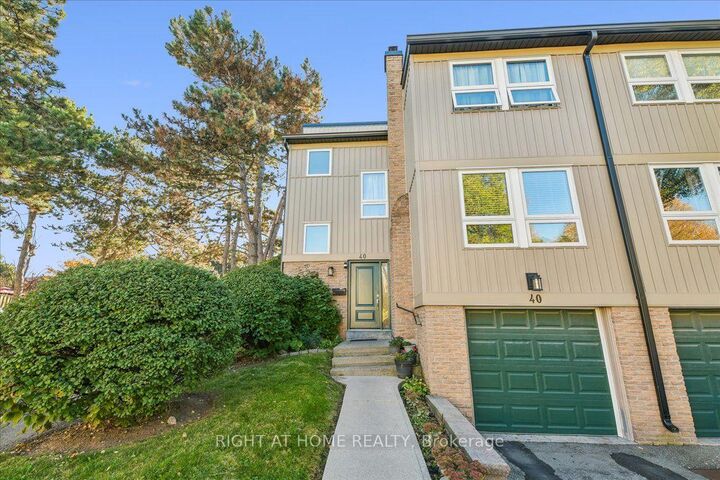 Property Photo: 7080 Copenhagen Drive N 40 ON L5N 2C9