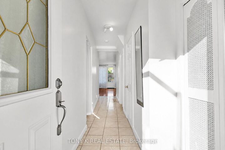 Property Photo:  17 Derrydown Road 1  ON M3J 1R2 