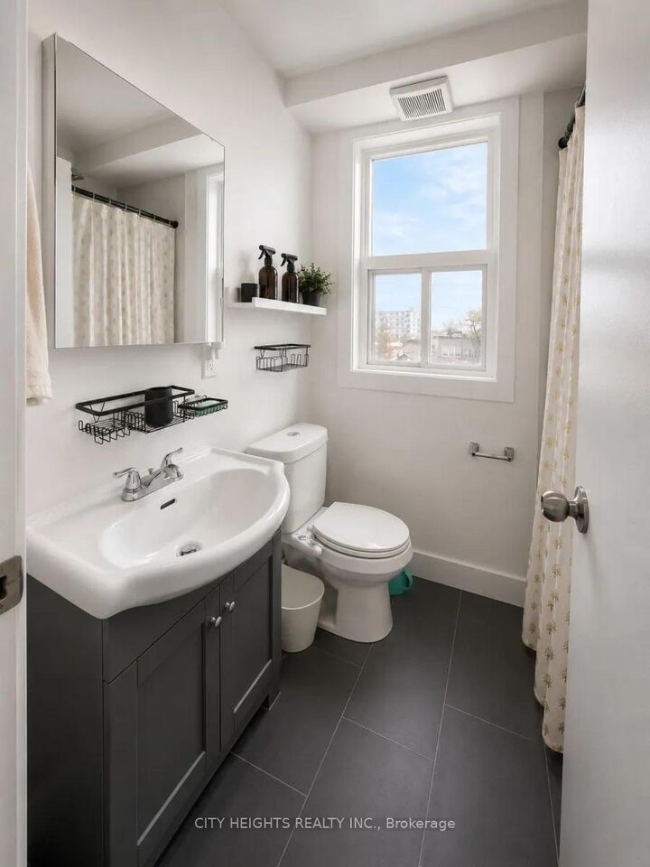 Property Photo: 15 Stavebank Road S 5 ON L5G 2T3