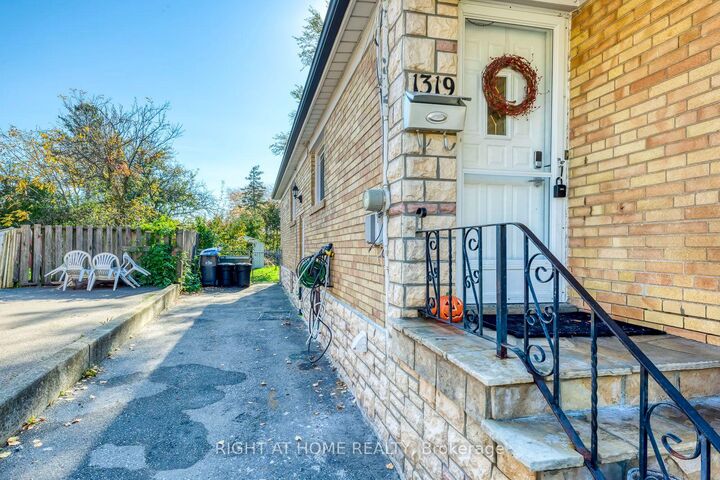 Property Photo:  1319 Freeport Drive  ON L5C 1S5 
