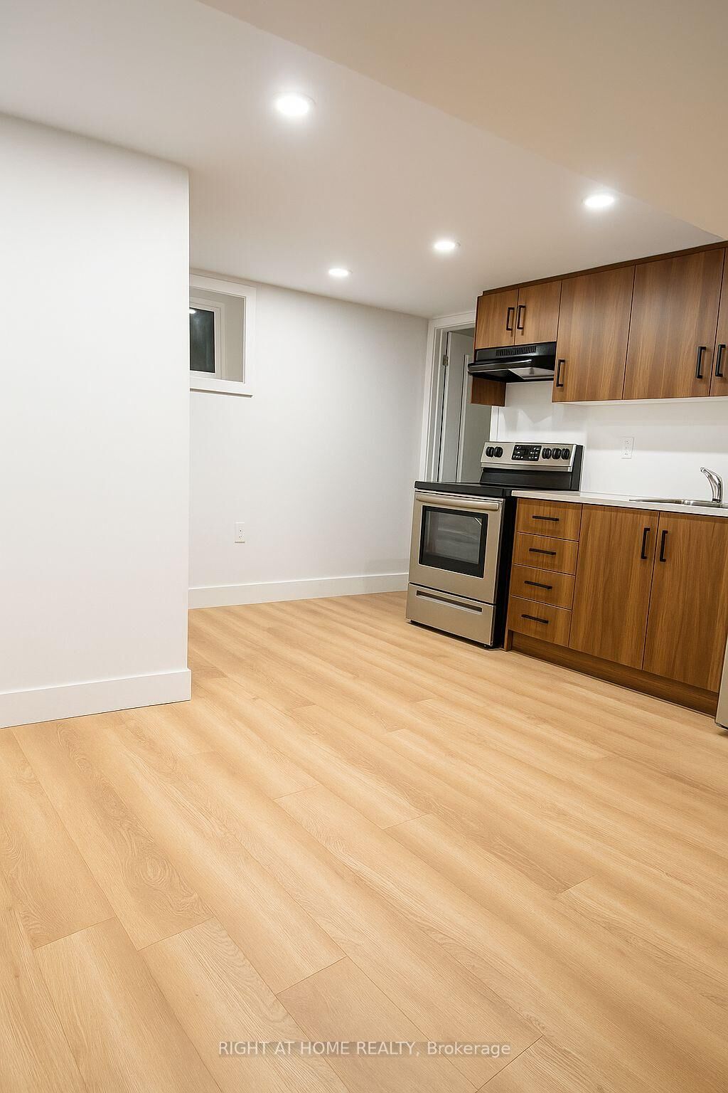 Property Photo:  24 Sunbay Court Bsmt 1  ON L4E 3E3 