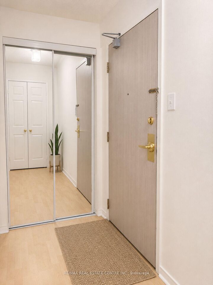Property Photo: 2177 Burnhamthorpe Road W 1007 ON L5L 5P9