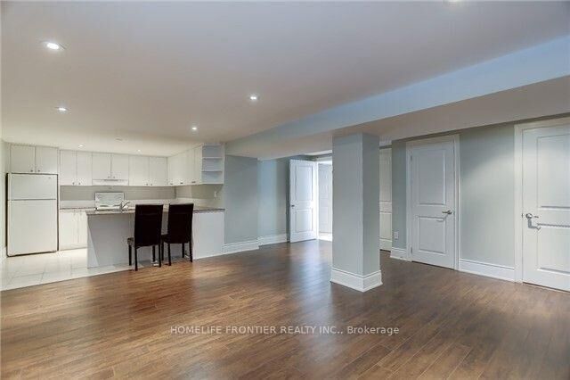Property Photo:  122 Searle Avenue S Lower  ON M3H 4H9 