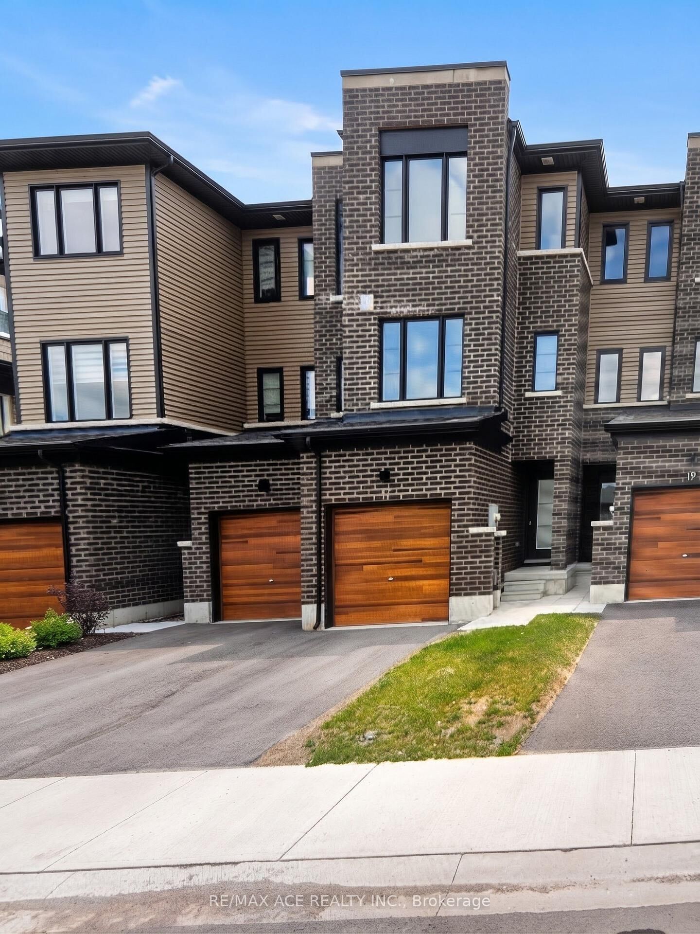 Property Photo:  17 Tobias Lane  ON L9J 0C2 