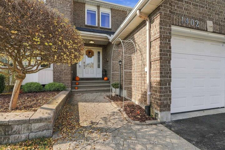 Property Photo: 1402 Cheverny Crescent ON K4A 3C2