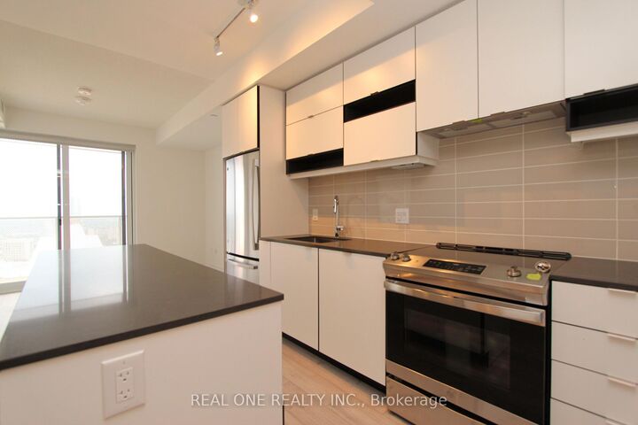 Property Photo:  4065 Confederation Parkway 3807  ON L5B 0L4 