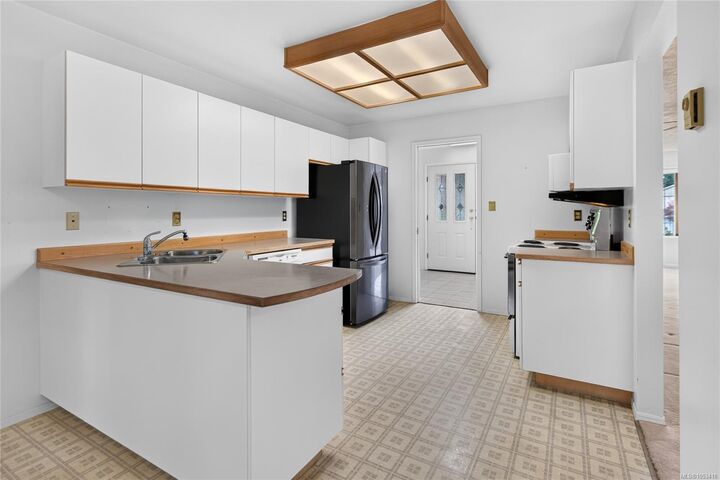 Property Photo: 850 Kelsey Crt BC V9M 1B4