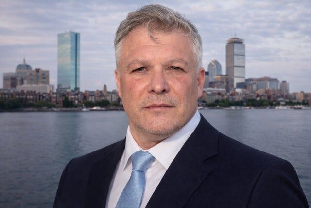 Roy Avellaneda, Associate Real Estate Broker in Somerville, Metropolitan Homes