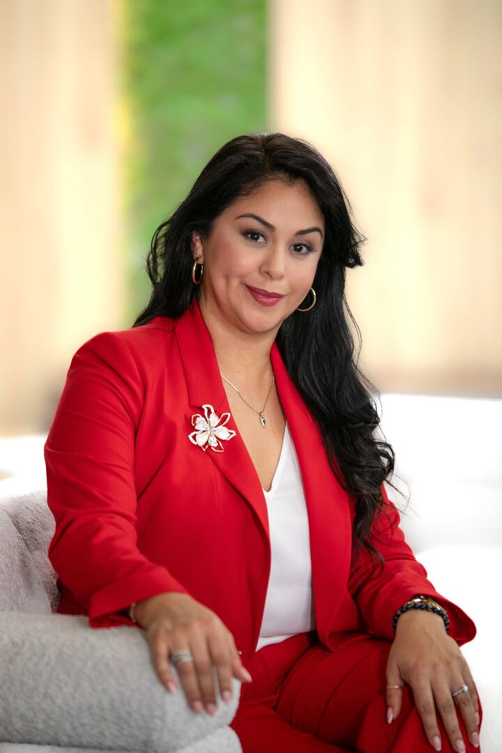 Luz Escobedo, Sales Associate in Glendale, Hallmark Realty