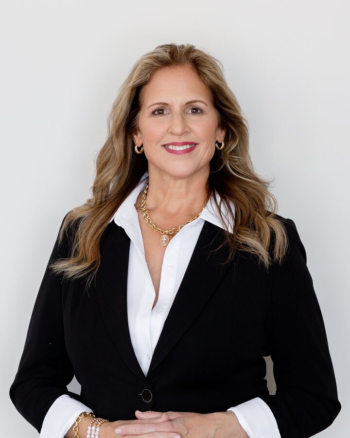 Valerie Strohl, Real Estate Broker in Zionsville, Scheetz