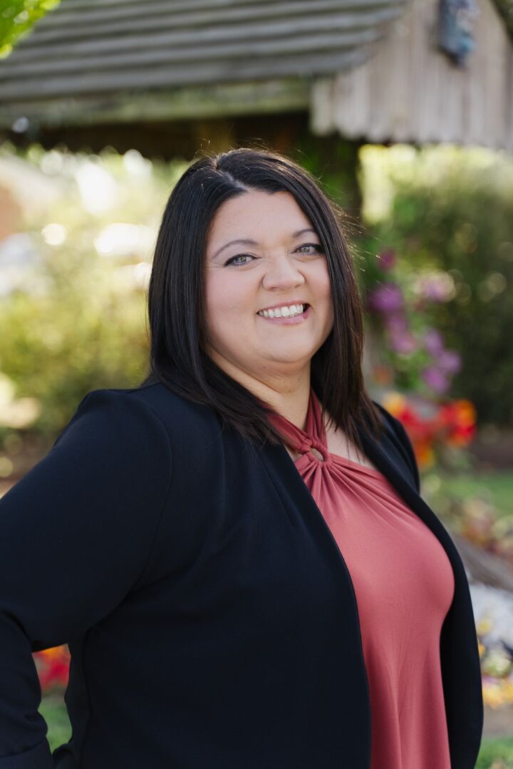 Suzy Weldon, Real Estate Salesperson in Clarksville, Premier Realty