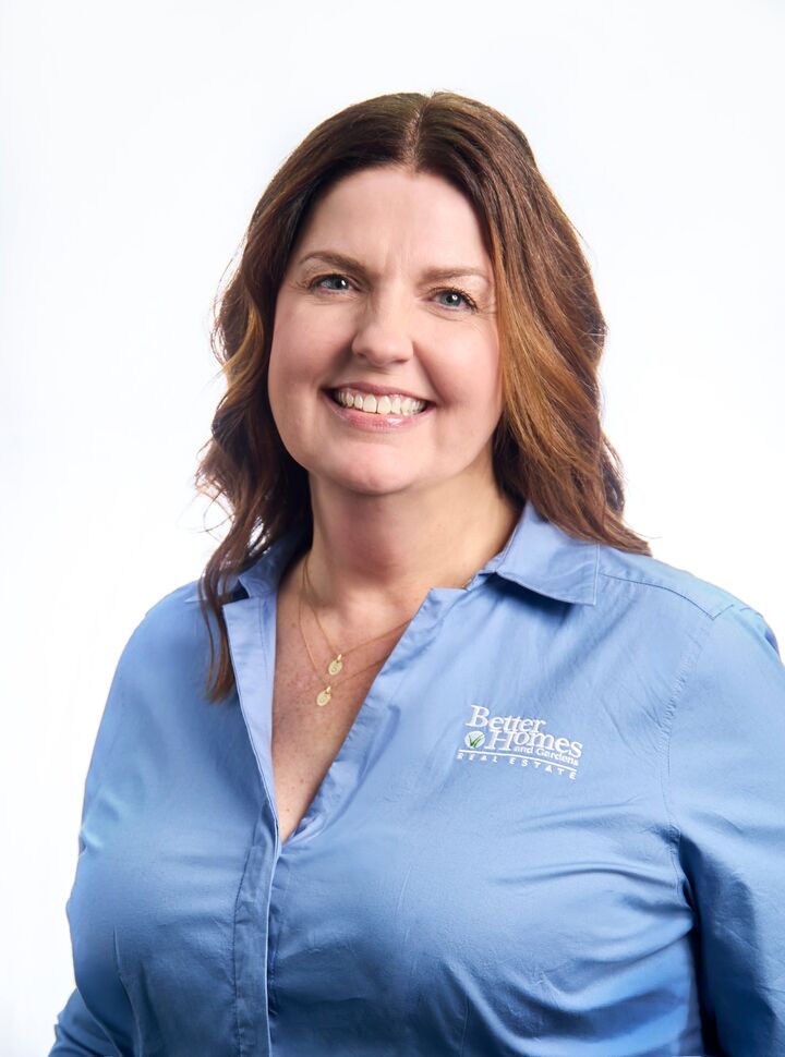 Gwen Samms,  in Hurricane, Central