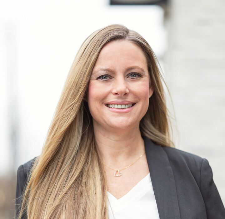 Crystal Russell, Real Estate Broker in Bloomington, Scheetz