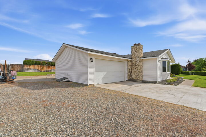 Property Photo:  4009 Desert Ct  WA 99301 