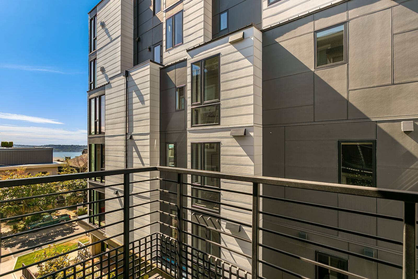 Property Photo: 200 W Comstock St 404 WA 98119