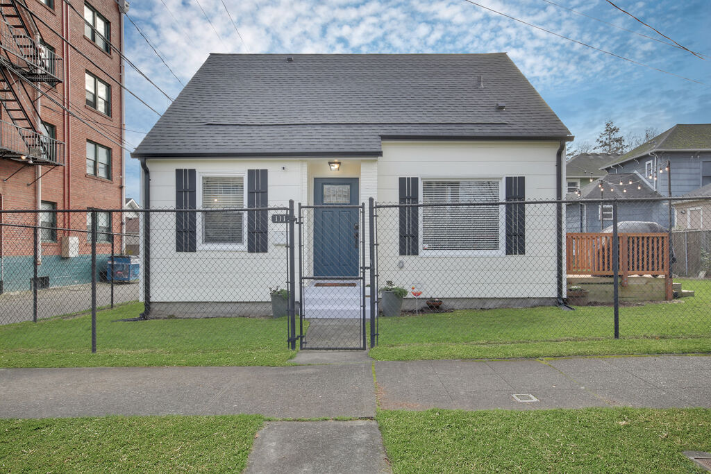 Property Photo: 1112 S 7th St WA 98405