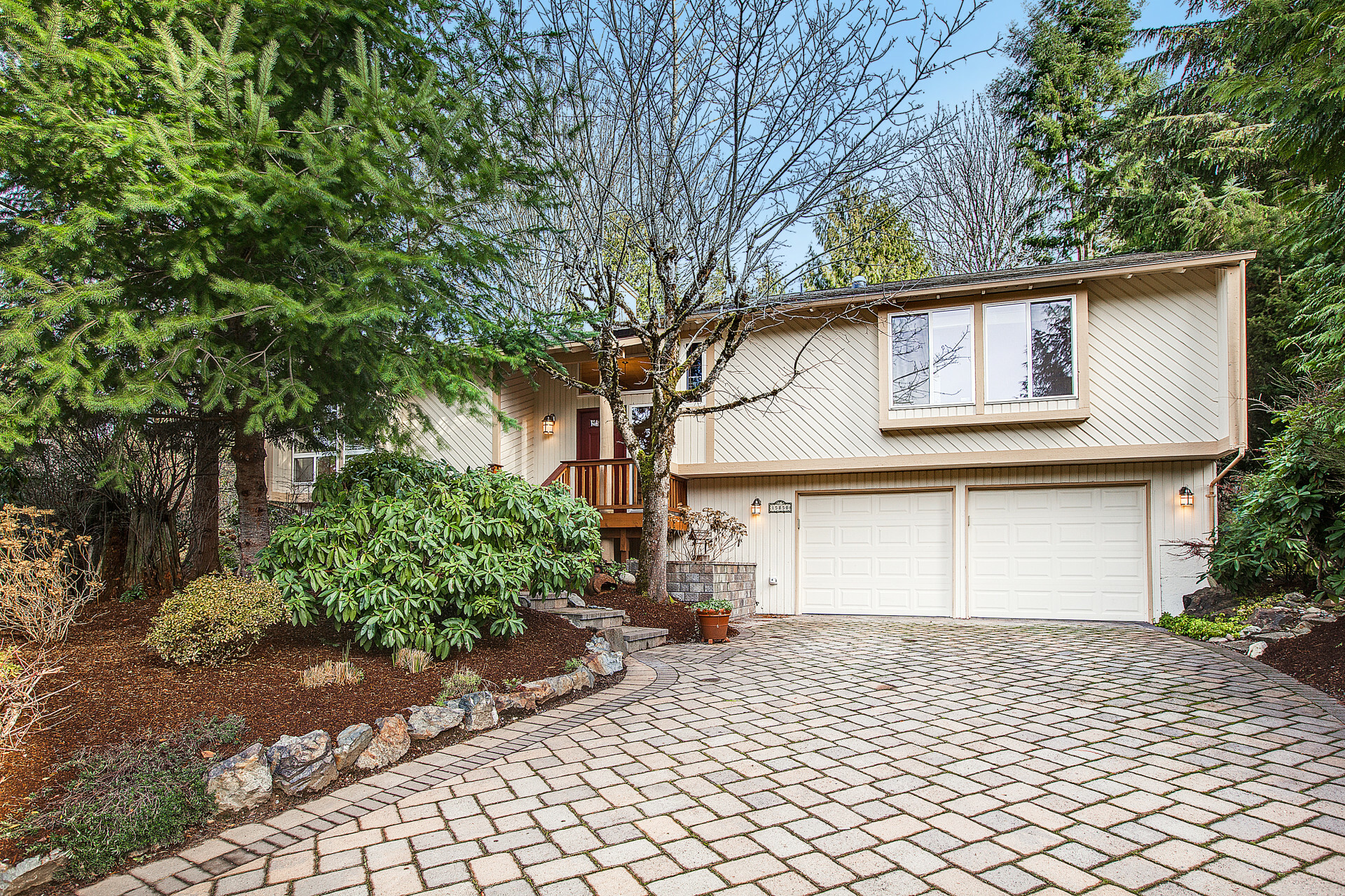 Property Photo:  15850 SE 47th St  WA 98006 