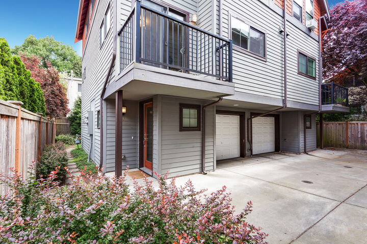 Property Photo: 612 N 49th St WA 98103