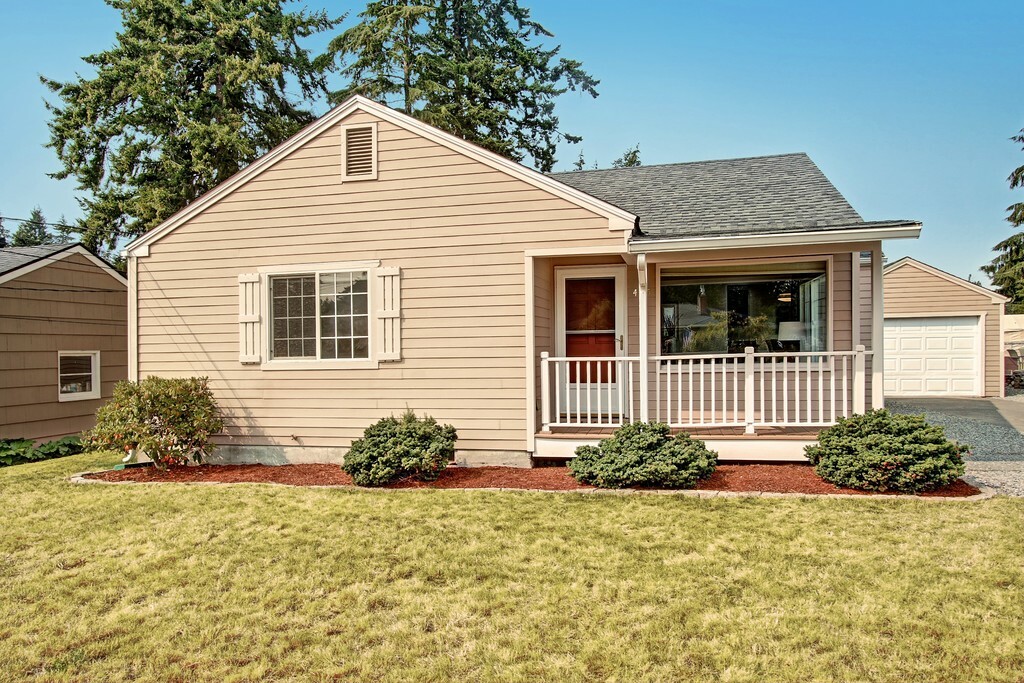 Property Photo:  405 E Beech St  WA 98203 