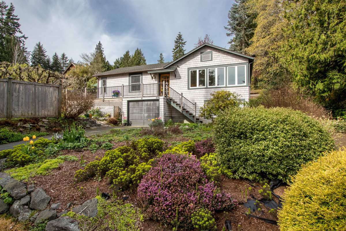 Property Photo: 9182 Ferncliff Ave NE WA 98110