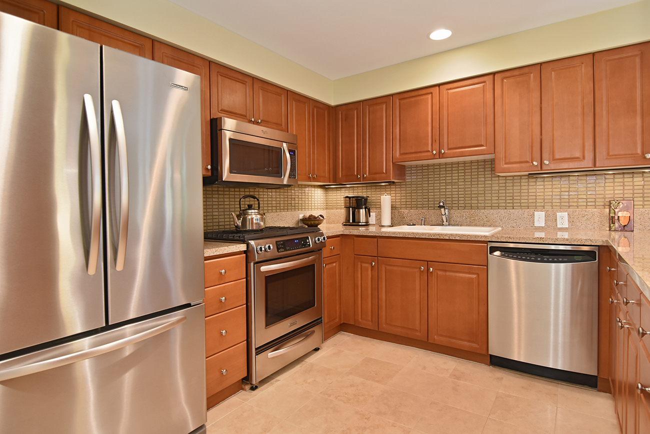 Property Photo: Family Room & Kitchen 2425 33rd Ave W 101  WA 98199 