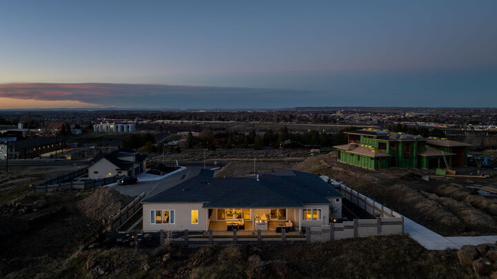 Property Photo:  946 Heidel Ct  WA 99352 