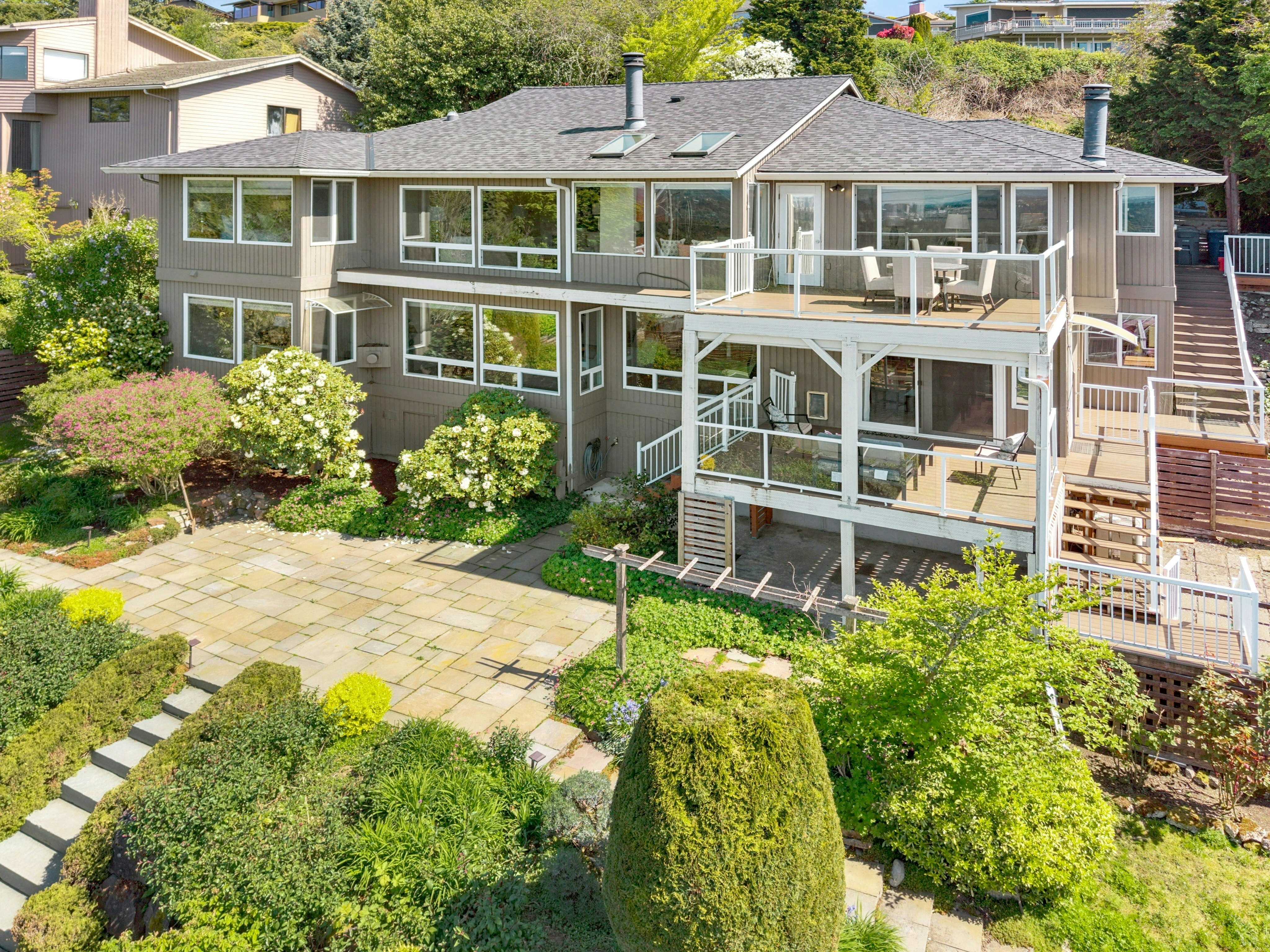 Property Photo: 13712 SE 44th Street WA 98006
