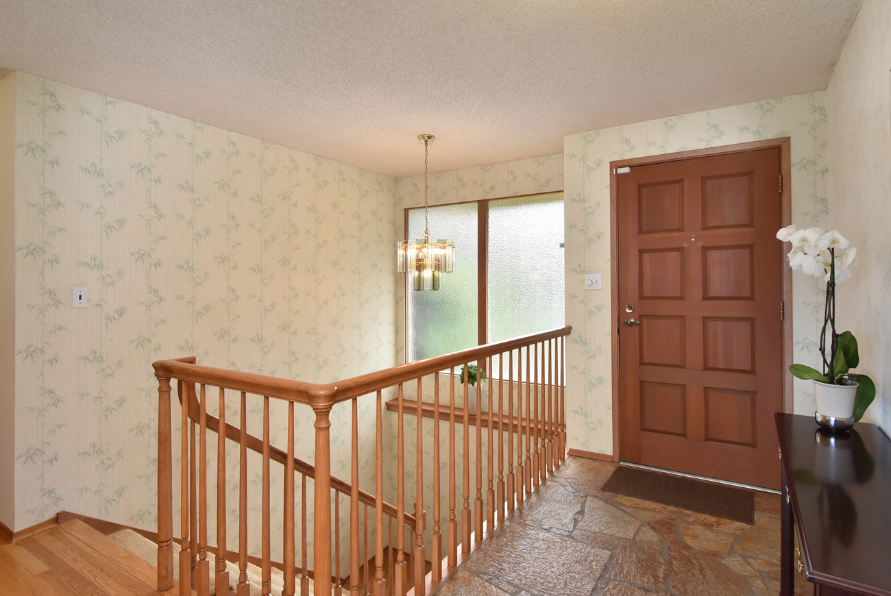 Property Photo: Foyer 700 8th Ave S  WA 98020 