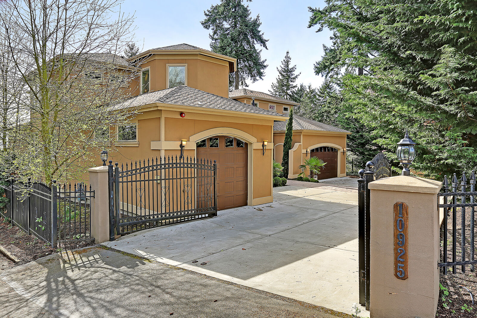 Property Photo:  10925 SE Lake Rd  WA 98004 