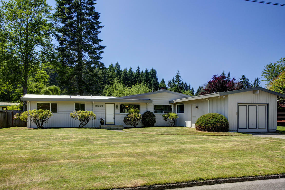 Property Photo:  2559 155th Ave SE  WA 98007 