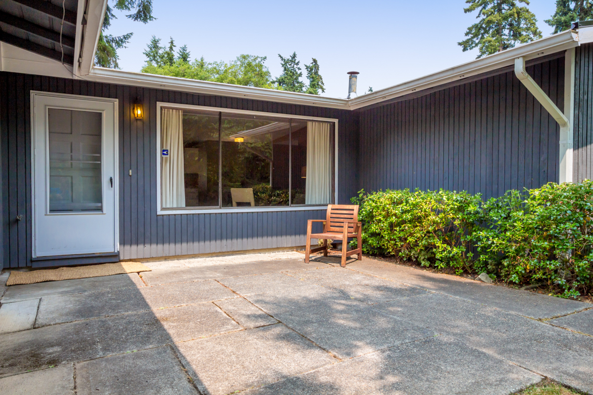 Property Photo: Eaglecliff 824 Eaglecliff Rd WA 98110