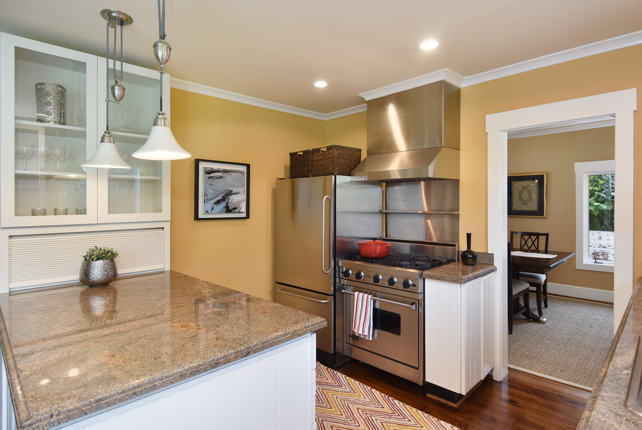 Property Photo: Kitchen & breakfast area 2307 Eastmont Way W  WA 98199 