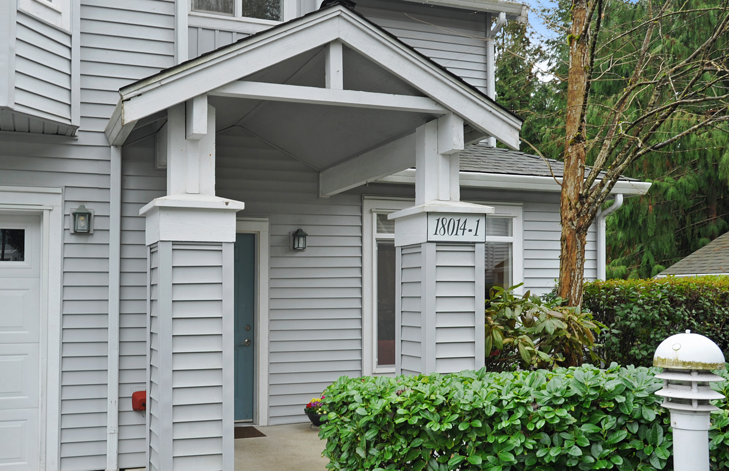 Property Photo: Sunny end unit townhome in desirable ashford park! 18014 NE 95th Ct 1  WA 98052 