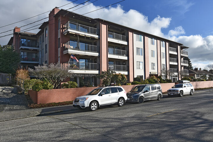 Property Photo: Exterior & Lobby 2858 32nd Ave W 304  WA 98199 