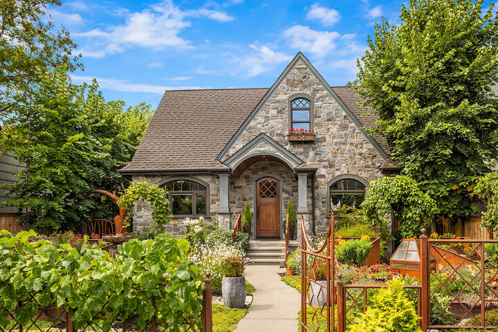Property Photo: 2563 W Viewmont Way W WA 98199