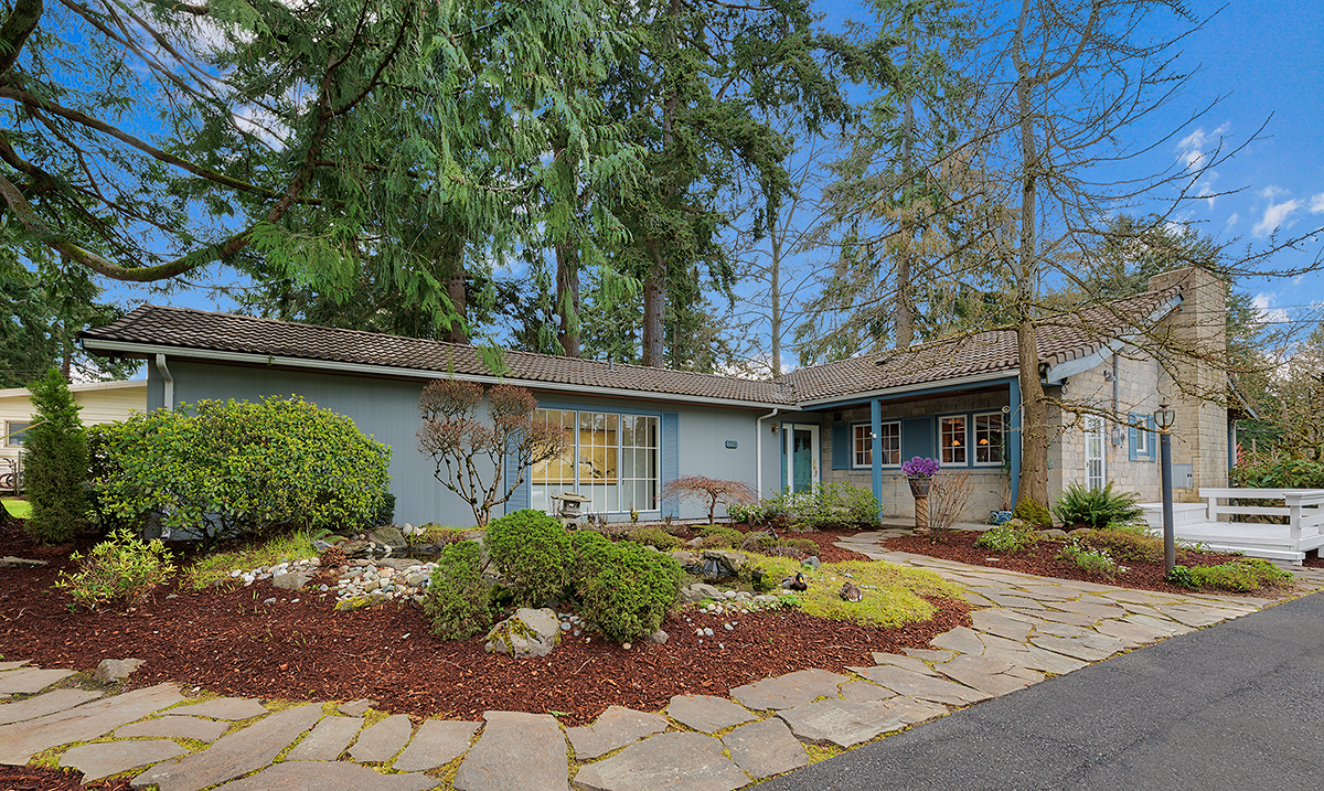 Property Photo: 7216 Soundview Dr WA 98026