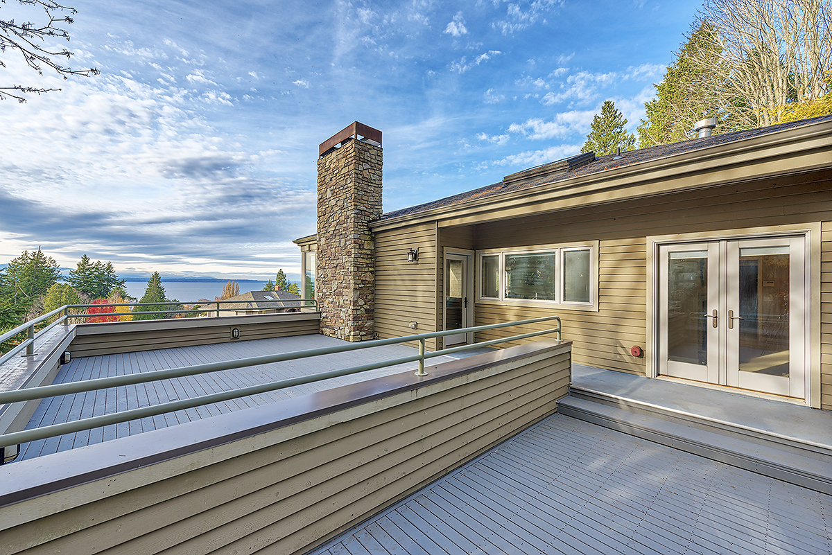 Property Photo:  9507 Forest Dell Dr  WA 98020 